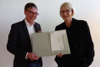 Foto von Präsidentin Ingeborg Schramm-Wölk und Martin Hoffmann die eine Urkunde halten