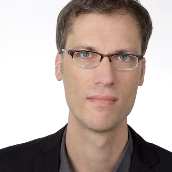 Porträtfoto eines Mannes mit Brille