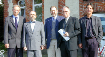Die fünf Professoren stehen vor der ehemaligen Artilleriekaserne auf dem Campus Minden.