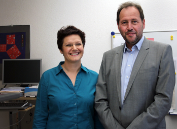 Schöning und Budde stehen nebeneinander und lächeln in die Kamera.