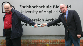 Prof. Geistefeldt übergibt einen Staffelstab an Prof. Bahndorf.