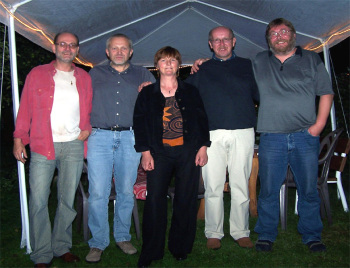 Gruppenfoto unterm Zeltdach