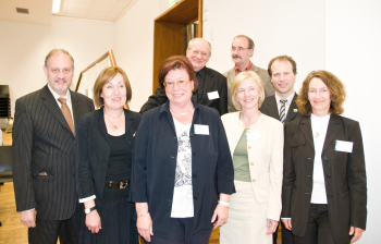Burkhard Reith vom Innovationsministerium in Düsseldorf überreichte in einer kleinen Feierstunde in Anwesenheit von Rektorin Professorin Dr. Beate Rennen-Allhoff den Mitgliedern des Hochschulrates die Ernennungsurkunden: Antje Karin Pieper, Professor Ekke