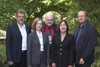 Die fünf Präsidiumsmitglieder stehen unter Bäumen.