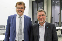Beide Vizepräsidenten stehen nebeneinander und lächeln in die Kamera.
