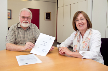 Urkundenübergabe an Professor Dr. Michael Karger durch Prof. Dr. Beate Rennen-Allhoff