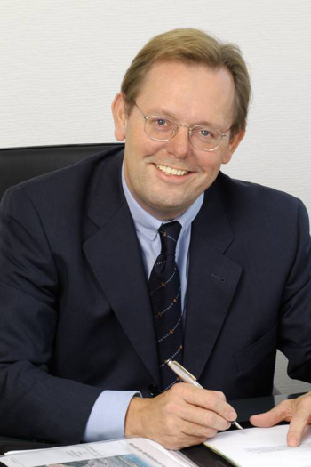 Lothar Kriszun sitzt am Schreibtisch.