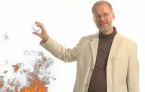 Prof. Loviscach löscht mit einem Glas Wasser ein Feuer. Es handelt sich um eine Computeranimation.
