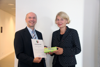 Präsidentin Ingeborg Schramm-Wölk gratuliert Dirk Lütkemeyer zum Dienstjubiläum