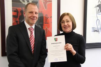 Die Präsidentin Prof. Dr. Beate Renenn-Allhoff übergibt Jörg Meier-Pechstein die Urkunde.