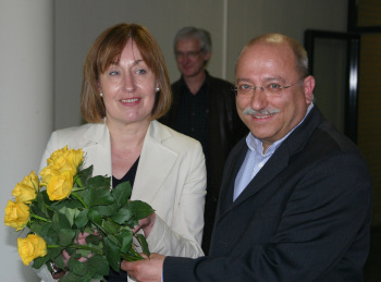 Professor Dr. Peter Sauermann, Vorsitzender des Senats, gratulierte als erster der \