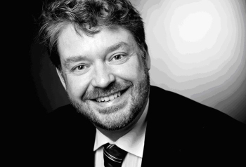 Porträtaufnahme Professor Sauser
