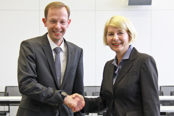 Schäfermeier und Schramm-Wölk geben sich die Hand.