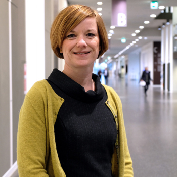 Eine Frau steht in der Magistrale der Fachhochschule Bielefeld