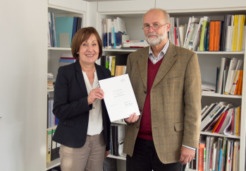 Schmiedl erhält von Rennen-Allhoff die Entlassungsurkunde.