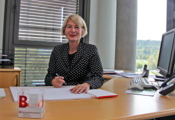 Prof. Dr. Ingeborg Schramm-Wölk sitzt an ihrem Schreibtisch.