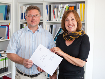 Professor Dr. Christian Schröder erhält Ernennungsurkunde zum Vizepräsidenten