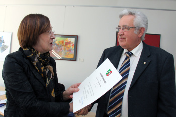 Präsidentin Professorin Rennen-Allhoff überreicht Profesor Weber die Urkunde.