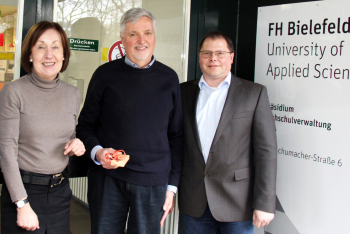 Die Präsidentin der FH Bielefeld, Prof. Dr. Beate Rennen-Allhoff, Erich Weidner und Michael Korff stehen vor der Fachhochschule.