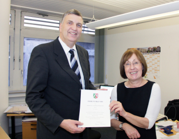 Prof. Dr. Martin Wördenweber: Ehrenurkunde aus den Händen von FH-Präsidentin Prof. Dr. Beate Rennen-Allhoff.