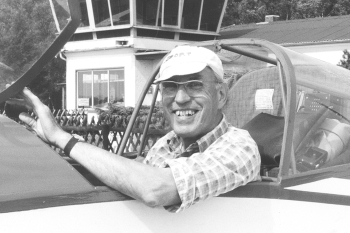 Dr. Walter Wolff fsitzt im Cockpit eines Segelfliegers.