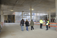 Bei einem Rundgang konnten die Gäste in das Innere des Gebäudes vordringen und sich einen Eindruck von den künftigen Räumen machen, die sich jetzt noch im Rohbau befinden.