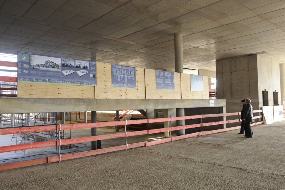 Bei einem Rundgang konnten die Gäste in das Innere des Gebäudes vordringen und sich einen Eindruck von den künftigen Räumen machen, die sich jetzt noch im Rohbau befinden.