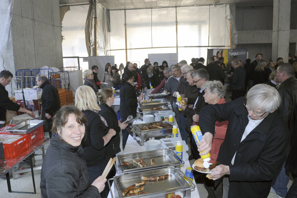 Der Bau- und Liegenschaftsbetrieb (BLB) NRW als Bauherr hatte sich schwer ins Zeug gelegt: Bier, Cola, Fanta, warmes Essen, Heizpilze, Bierbänke und Biertische standen im Inneren bereit.