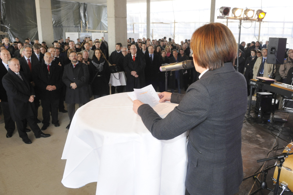 Die Gäste verfolgten die Rede von Prof. Dr. Beate Rennen-Allhoff, Präsidentin der FH Bielefeld.