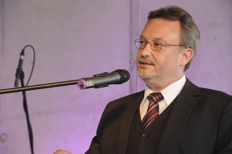 Dr. Reginbert Taube, Leiter des Geschäftsbereiches Eigentumsmanagement des Bau- und Liegenschaftsbetriebes NRW (BLB) , bei seinem Grußwort.