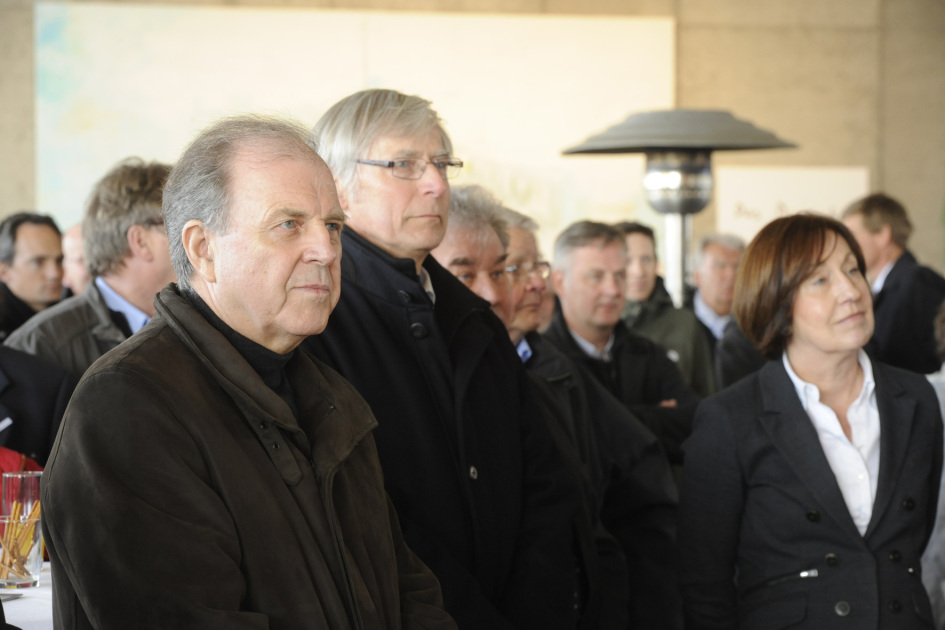 Prof. Dr. Bruno Fuhrmann, Prof. Dr. Gerhard Zenke und Prof. Dr. Beate Rennen-Allhoff (v. l.) verfolgen die Grußworte zum Richtfest.