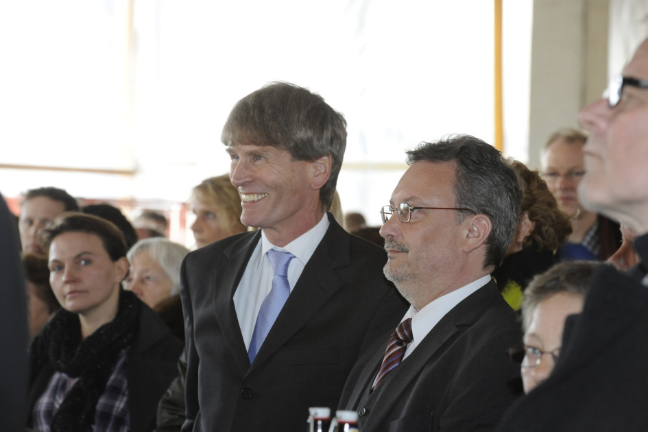 Prof. Dr. Nikolaus Risch (l.) , Präsident der Universität Paderborn, und Dr. Reginbert Taube vom BLB NRW.