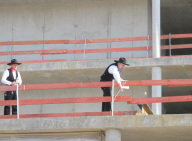 In Zunftkleidung verliest Christian Kleene (r.) den Richtspruch und schmeißt, ganz nach Tradition, das leere Glas zum Schluss in den Abgrund.