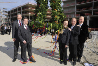 Schickten den Richtkranz zum Dach des neuen FH-Gebäudes hinauf (v. l.): Dr. Rüdiger Messal, Dr. Reginbert Taube, Prof. Dr. Beate Rennen-Allhoff, Pit Clausen und Heinrich Micus.