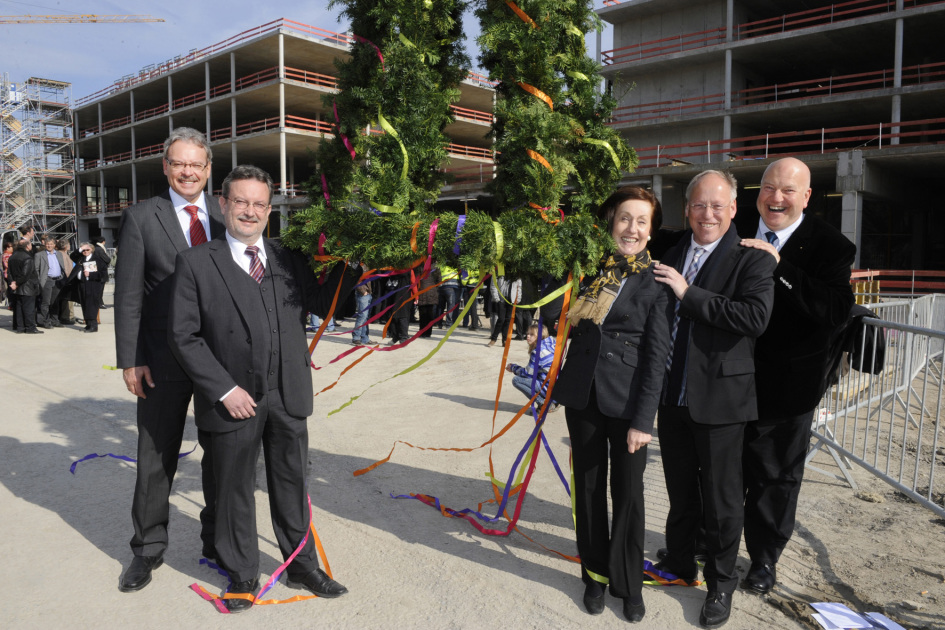 Schickten den Richtkranz zum Dach des neuen FH-Gebäudes hinauf (v. l.): Dr. Rüdiger Messal, Dr. Reginbert Taube, Prof. Dr. Beate Rennen-Allhoff, Pit Clausen und Heinrich Micus.