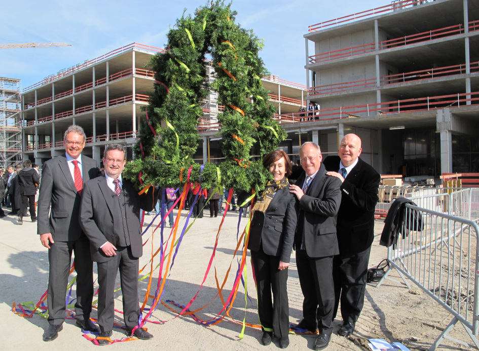 Schickten den Richtkranz zum Dach des neuen FH-Gebäudes hinauf (v. l.): Dr. Rüdiger Messal, Rolf Krämer, Prof. Dr. Beate Rennen-Allhoff, Pit Clausen und Heinrich Micus.
