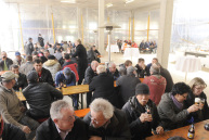 Der Bau- und Liegenschaftsbetrieb (BLB) NRW als Bauherr hatte sich schwer ins Zeug gelegt: Bier, Cola, Fanta, warmes Essen, Heizpilze, Bierbänke und Biertische standen im Inneren bereit.