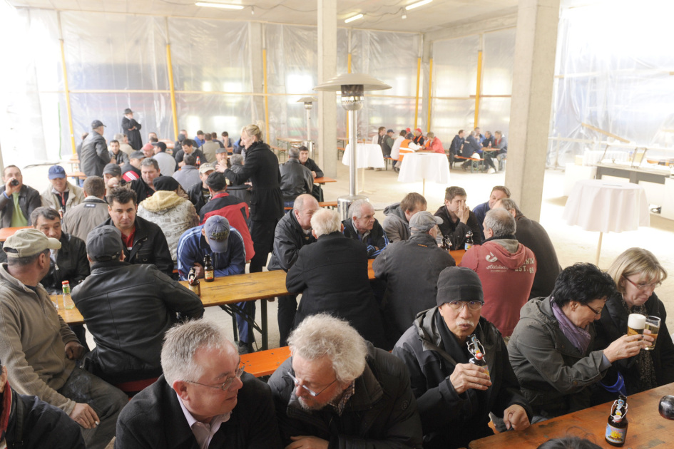 Der Bau- und Liegenschaftsbetrieb (BLB) NRW als Bauherr hatte sich schwer ins Zeug gelegt: Bier, Cola, Fanta, warmes Essen, Heizpilze, Bierbänke und Biertische standen im Inneren bereit.