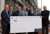 Sieben Herren mit einer großen Schaltafel