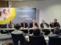 stellten das namenskonzept vor: (v.l.) Dr. Annette Klinkert (Wissenschaftsbüro der Bielefeld Marketing GmbH), Hermann Berenbrinker (Bezirksbürgermeister Dornberg), Detlef Knabe (Bezirksbürgermeister Schildesche), Prof. Dr. Martin Carrier (Unversität Biele