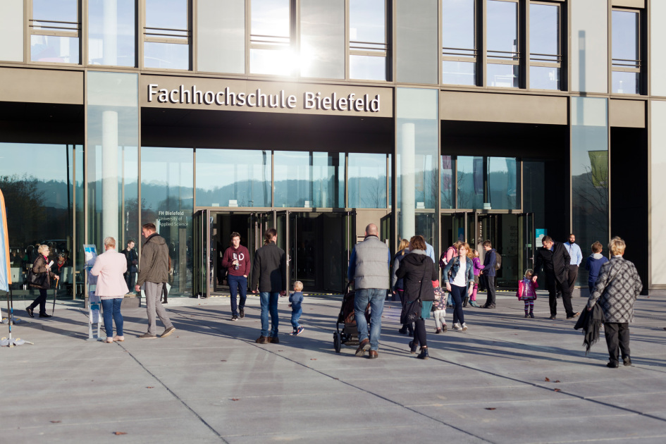 Am Tag der offenen Tür: Haupteingang