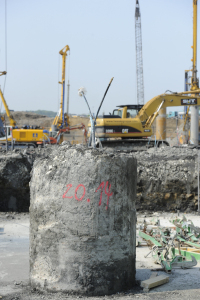 Aus dem Betonpfahl ragen noch die Anschlüsse heraus. Durch ein PE-Rohr in der Mitte wurde dieser Betonpfeiler zu einem Energiepfahl als Teil der Geothermie-Anlage für die neue Fachhochschule umgewandelt.