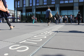 vor dem Hauptgebäude der FH Bielefeld