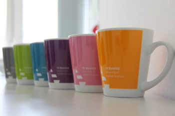 Sechs Modelle der FH-Tase stehen zur Wahl: Orange, Rosa, Lila, Blau, Grün und  Grau.