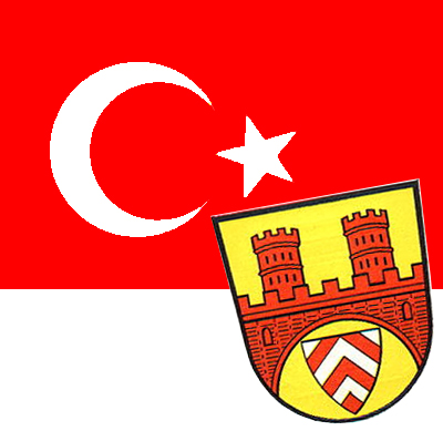 Die Türkische Flage mit dem Bielefelder Wappen.