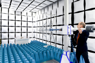 Ein Mann steht in dem Labor für elektromagnetische Verträglichkeit