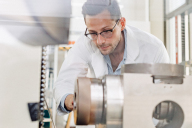 Ein Mann untersucht etwas im Labor Werkstoffprüfung