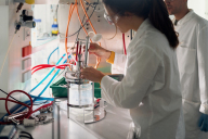 Eine Frau und ein Mann arbeiten im Labor