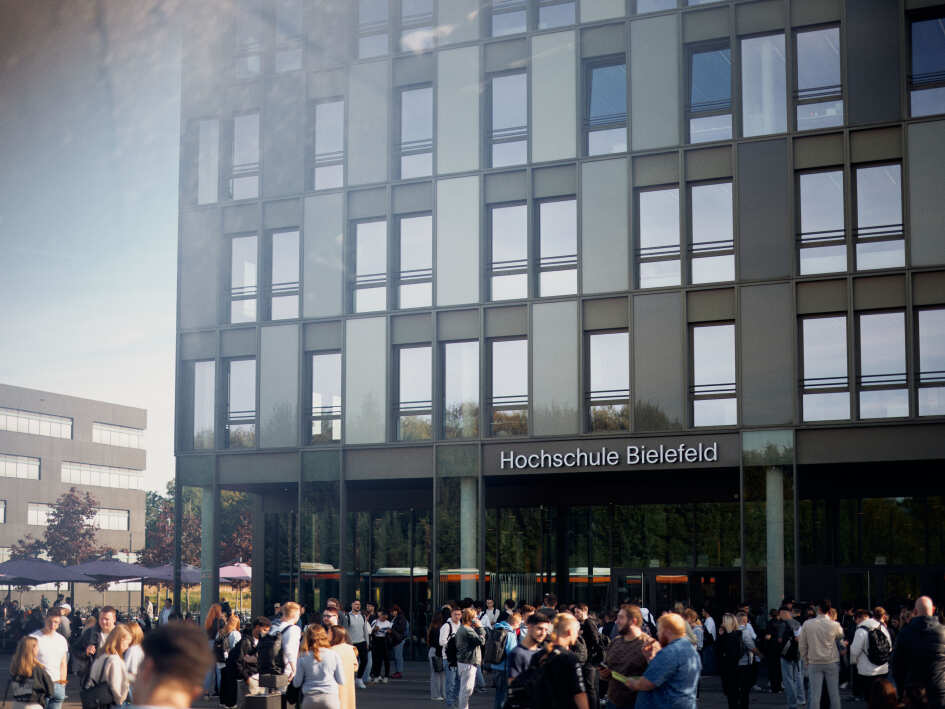 Viele Studierende stehen vor dem Haupteingang der HSBI in Bielfeld