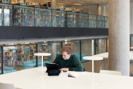 Ein Student lernt in der Bibliothek
